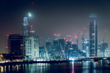 Londra şehirleri binalar ve gökdelenlerle dolu.
