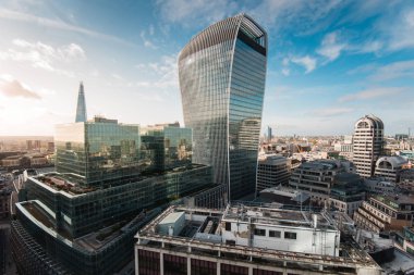 Londra şehirleri binalar ve gökdelenlerle dolu.