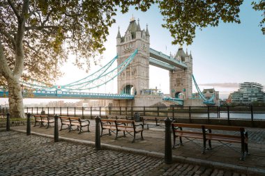 Thames nehri üzerindeki Kule Köprüsü 