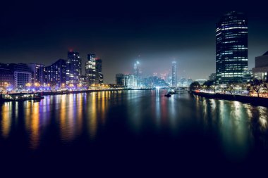 Londra şehirleri binalar ve gökdelenlerle dolu.