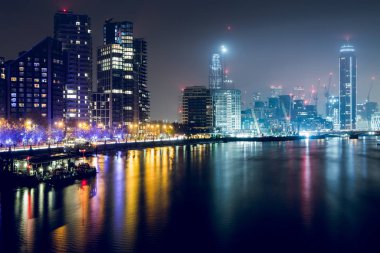 Londra şehirleri binalar ve gökdelenlerle dolu.