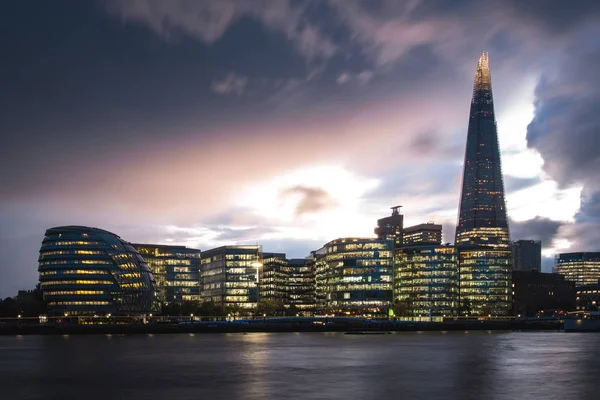 ビルや高層ビルが建ち並ぶロンドンの街並み — ストック写真