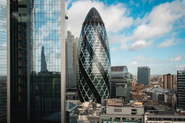 Londra şehirleri binalar ve gökdelenlerle dolu.