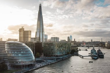 Londra şehirleri binalar ve gökdelenlerle dolu.
