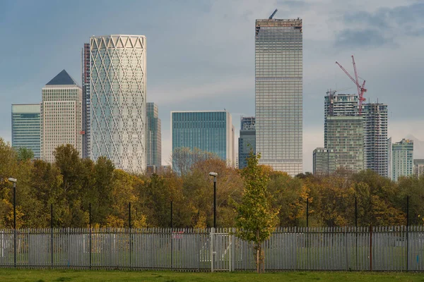 Rascacielos Modernos Nueva Construcción Canary Wharf Vista Desde Parque Público — Foto de Stock