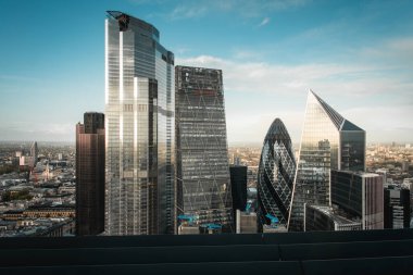 Londra, İngiltere - 18 Ekim 2019: 42, 22 Bishopsgate, Leadenhall Binası, 30 St. Mary Axe ve Sky Garden 'dan Neşter Binası manzarası.