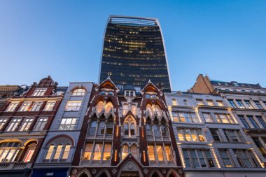 Londra, İngiltere - 18 Ekim 2019: Walkie Talkie binası, Eastucuz İngiliz binalarının çok üstünde yükseliyor..