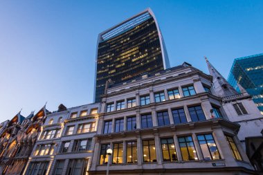 Londra, İngiltere - 18 Ekim 2019: Walkie Talkie binası, Eastucuz İngiliz binalarının çok üstünde yükseliyor..