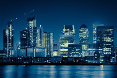 Londra 'daki Modern Business District Canary Wharf' ın Gece Saati Skyline Manzarası