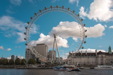 Londra, İngiltere - 19 Ekim 2019: Coca-Cola London Eye Gözlem Çarkı Thames nehrinin üzerinde yüksek bir halka açık izleme noktası sunmaktadır..