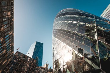 Londra, İngiltere - 18 Ekim 2019: Modern mimari 30 St. Mary Axe binası, aynı zamanda Gherkin olarak da bilinir ve Londra 'nın iş bölgesinde bir Iconic binasıdır..