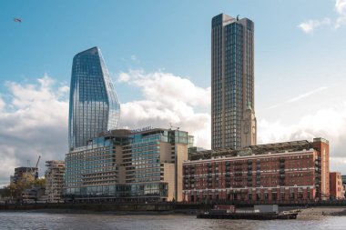 Londra, İngiltere - 19 Ekim 2019: One Blackfriars ve South Bank binaları şehrin en yüksek binalarından bazıları..