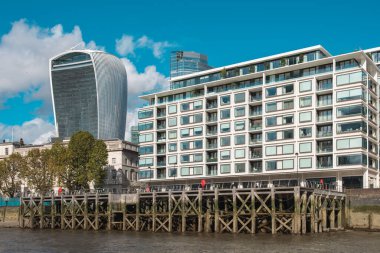 Londra 'da Thames Nehri yakınlarındaki bir apartman dairesi ve telsiz binası.