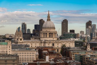 Londra, İngiltere 'deki St. Paul Katedrali' nin manzarası yükseldi.