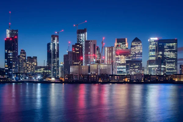 ロンドンの現代ビジネス地区キャナリーウォーフの夜景 — ストック写真