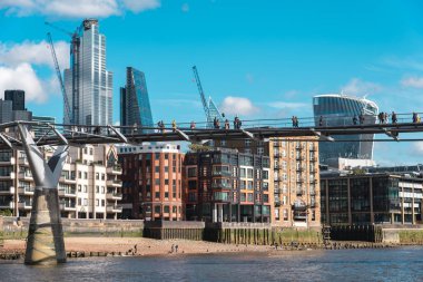Londra Finansal Bölgesi 'ndeki Uzun Binalar ve Thames Nehri' ni geçen Milenyum Köprüsü