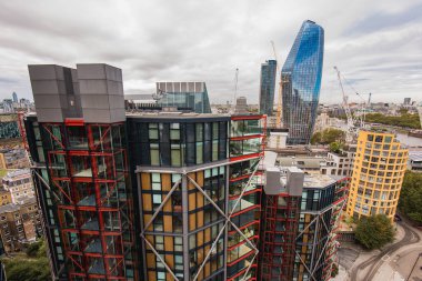 Londra, İngiltere - 17 Ekim 2019: Tate Modern Müzesi önündeki yeni modern NEO Bankside apartmanları.