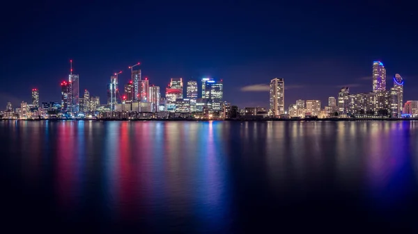 伦敦现代商业区金丝雀码头夜景 — 图库照片