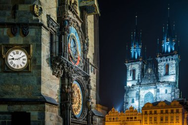 Astronomik Saat ve Leydimizin Kilisesi Tyn 'in Prag' daki Eski Kasabası 'nda geceleyin