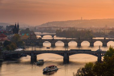 Prag 'daki Vltava Nehri' ni Gün Batımına Kadar Geçen Köprüler
