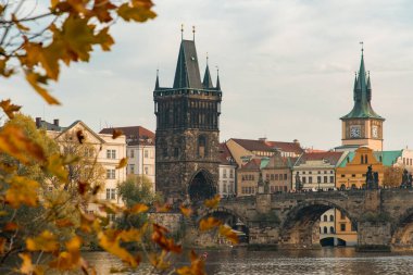Çek Cumhuriyeti Prag 'daki Charles Köprüsü' nün Güzel Sonbahar Manzarası