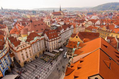 Prag, Çek Cumhuriyeti 'ndeki Eski Şehir Binalarının Kırmızı Çatıları