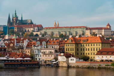 Vltava Nehri 'nin diğer tarafından Prag Kalesi Kompleksi
