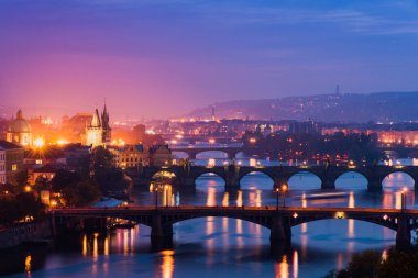 Güzel Günbatımında Prag 'da Vltava Nehri' ni geçen Köprülere Yüksek Görüş