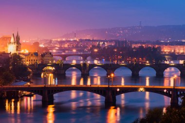Güzel Günbatımında Prag 'da Vltava Nehri' ni geçen Köprülere Yüksek Görüş