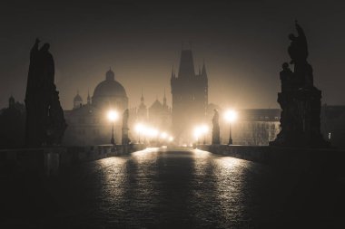 Prag 'daki Charles Köprüsü' nün Puslu Gece 'deki dramatik görüntüsü