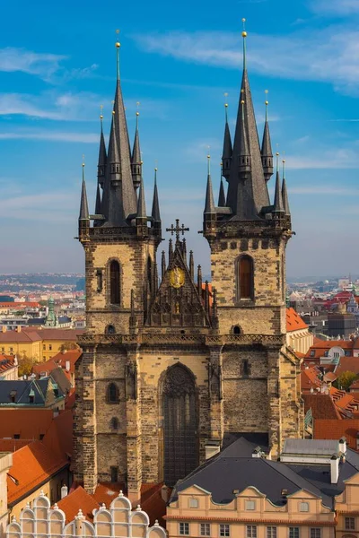 チェコ プラハでのタイン以前の聖母のゴシック建築教会 — ストック写真