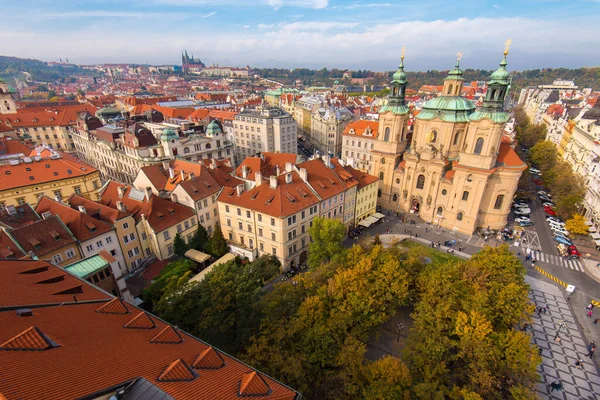 Prag Daki Eski Kasaba Meydanı Nın Nicholas Kilisesi Yle Yüksek — Stok fotoğraf