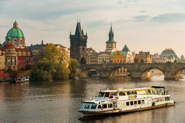 チェコのプラハ 2019年10月21日 プラハのヴルタヴァ川の観光船とカレル橋の後ろ — ストック写真