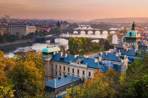日没のプラハの橋へのストラカ アカデミーの眺め — ストック写真