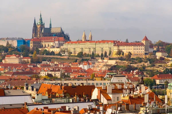 Prag Kalesi Kompleksi Şehir Çatılarının Yüksek Görünümü — Stok fotoğraf