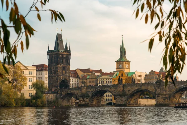 チェコ プラハのカレル橋の美しい秋の景色 — ストック写真