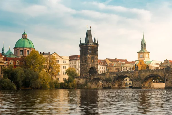 Çek Cumhuriyeti Prag Daki Charles Köprüsü Nün Güzel Sonbahar Manzarası — Stok fotoğraf