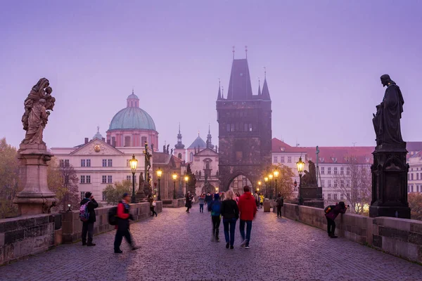 Prag Tschechien Oktober 2019 Menschen Frühen Morgen Auf Der Karlsbrücke — Stockfoto