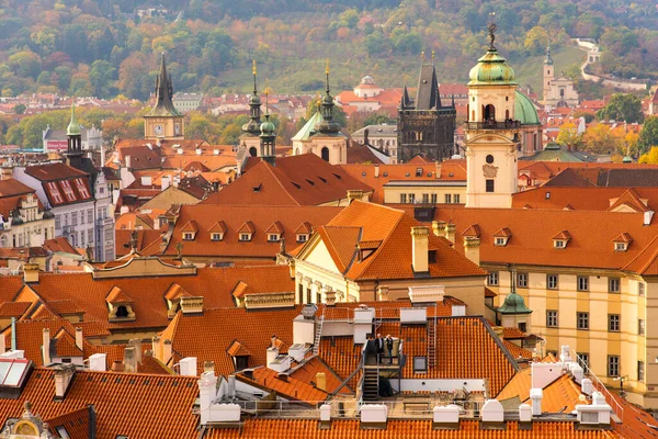 Prag Çek Cumhuriyeti Ndeki Eski Şehir Binalarının Kırmızı Çatıları — Stok fotoğraf