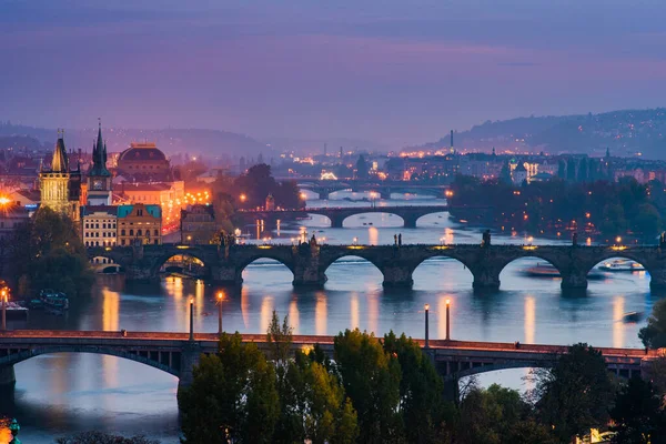 Vista Elevada Para Pontes Cruzando Rio Vltava Praga Durante Belo — Fotografia de Stock