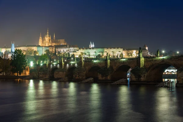 Kilátás Prágai Vár Komplexumára Moldva Folyó Túloldaláról Éjjel — Stock Fotó