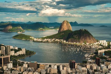 Rio de Janeiro 'nun ünlü manzarası Sugarloaf Dağı, Botafogo Sahili, Guanabara Körfezi