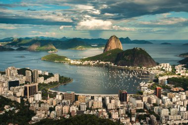 Rio de Janeiro 'nun ünlü manzarası Sugarloaf Dağı, Botafogo Sahili, Guanabara Körfezi
