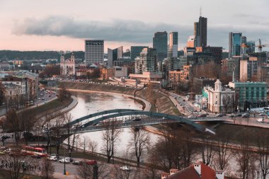 Vilnius, Litvanya - 8 Kasım 2019: Sonbaharda modern ofis binalarıyla şehir merkezi manzarası yükseltildi.