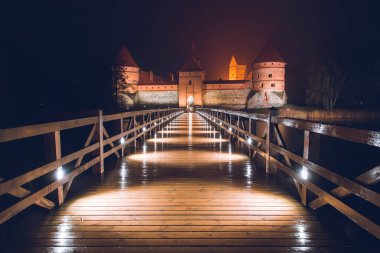 Köprü, Litvanya 'daki Trakai Adası Kalesine doğru ilerliyor.