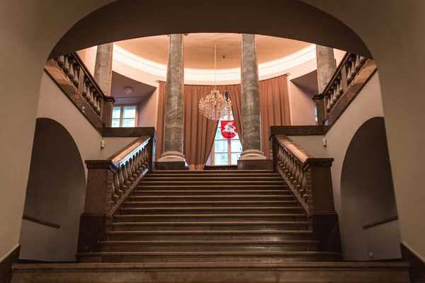 维尔纽斯 立陶宛 2019年11月9日 市政厅内部 楼梯通到柱子 窗上有窗帘 中间有臂章 — 图库照片