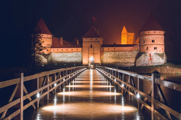 Brücke Die Nachts Zur Burg Der Insel Trakai Litauen Führt — Stockfoto