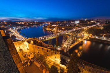 Portekiz 'deki Porto ve Vila Nova de Gaia şehirleri arasında Alçak Seviye Yolu ve Yüksek Seviye Metro Hattı Taşıyan Kemer 1. Luis Köprüsü Gece Görüşü