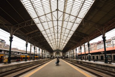 Porto, Portekiz - 19 Kasım 2019 Sao Bento tren istasyonu platformu.