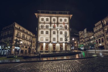 Porto, Portekiz - 19 Kasım 2019: Şehir merkezindeki tarihi bina Noel ışıklarıyla süslendi.